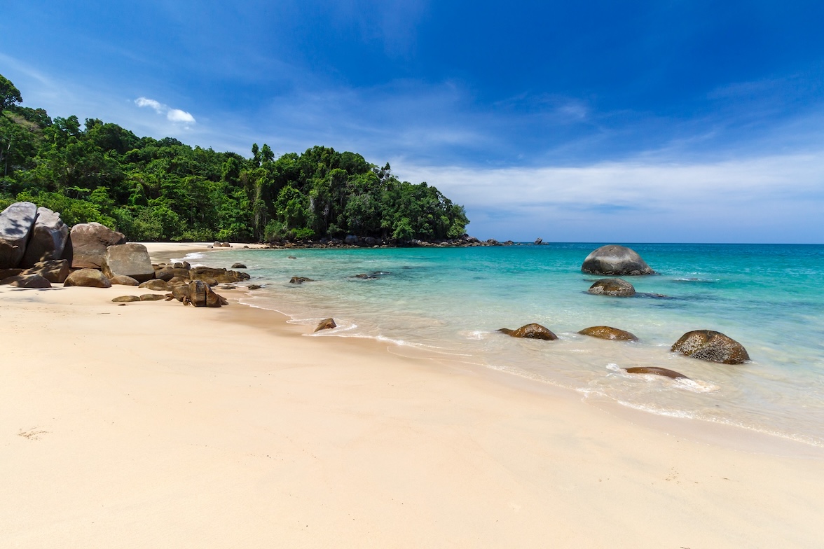 Kleiner Sandstrand mit tropischer Vegetation in Khao Lak