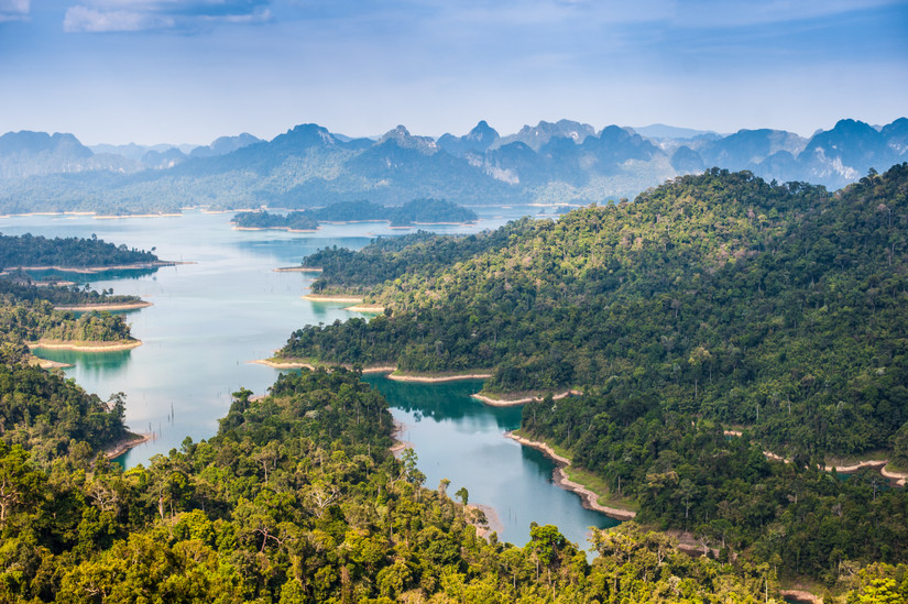 Aussicht über den Cheow Lan Lake und bewaldete Kalksteinfelsen