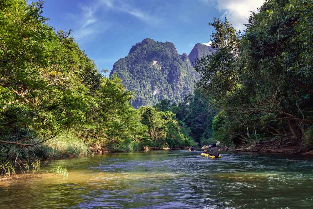 Bambus-Rafting auf einem Fluss im Khao Sok Nationalpark