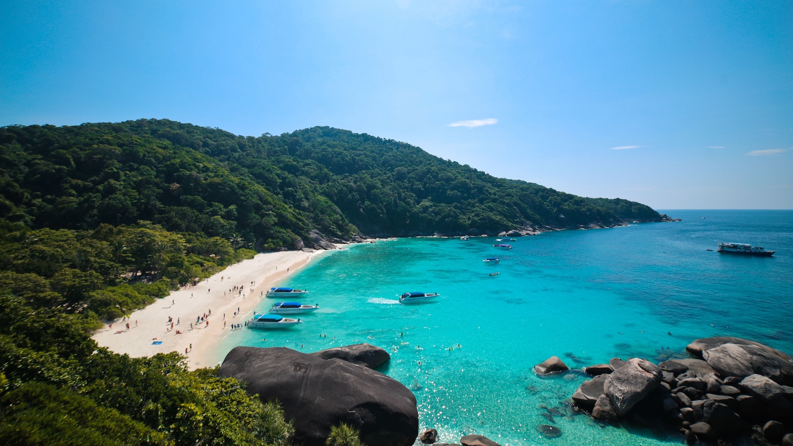 Türkisfarbenes Meer und heller Sandstrand auf den Similan Islands