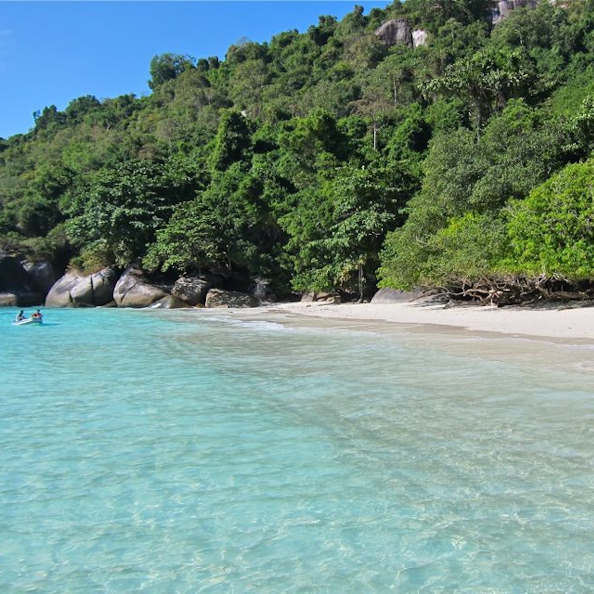 Weißer Sandstrand und türkisfarbenes Wasser auf den Similan Islands