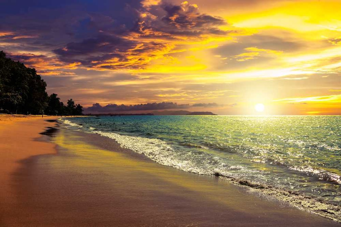 Strand von Khao Lak bei Sonnenuntergang
